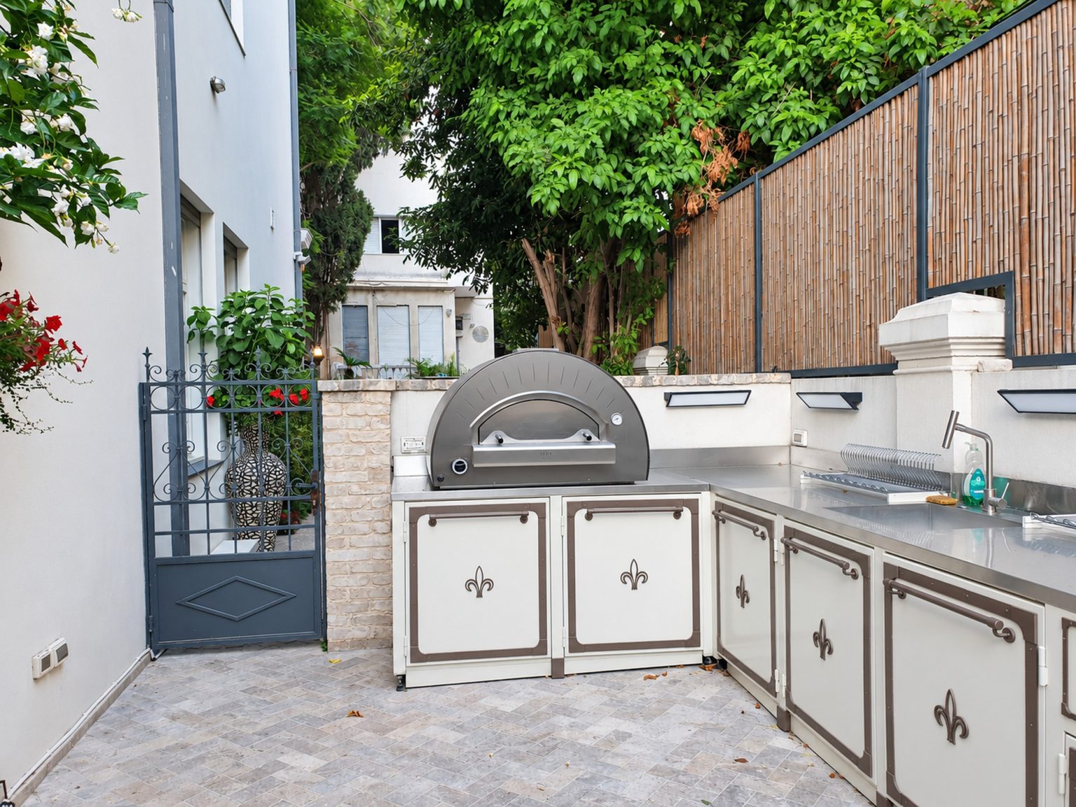 Preservation House on Montefiore Street · 6