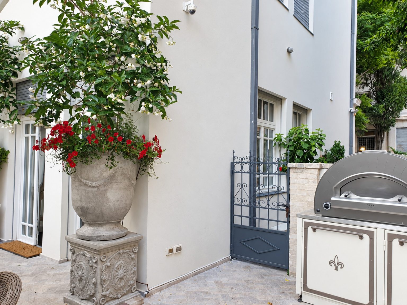 Preservation House on Montefiore Street · 7